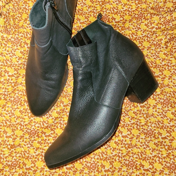 Crown Vintage black leather bootie, excellent condition, size 8. - Picture 3 of 7
